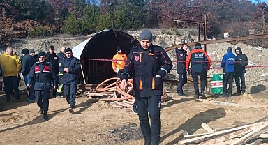 Göçükte toprak altında kalan işçi kurtarılmaya çalışılıyor