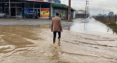 Göle dönen yolda düşen plakasını aradı