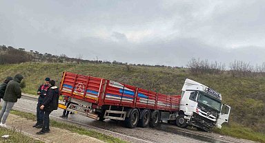 Gönen-Bandırma Karayolu'nda tır devrildi