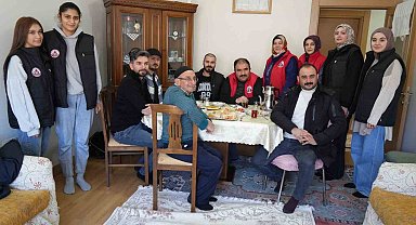 Gönüllü gençler, yaşlı vatandaşları yalnız bırakmıyor