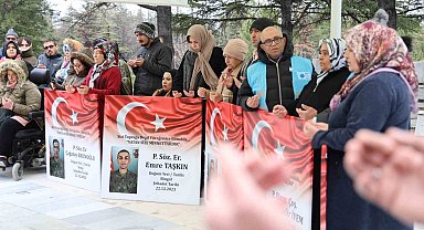 Görme engelliler şehitliği ziyaret etti