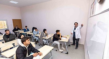 Gülnar'da öğrenciler kurs merkezinde eğitim almaya devam ediyor