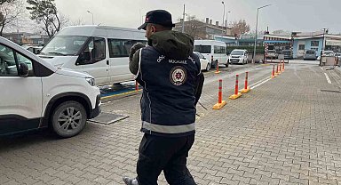 Gümrük mühürlü tırın dorsesinde 49 düzensiz göçmen yakalandı