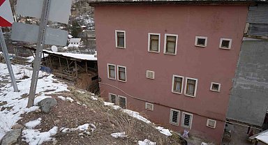 Gümüşhane'de yaşayan aile yıllardır evlerini basan su nedeniyle mağduriyet yaşıyor