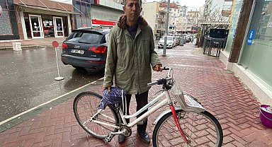 Gündüzleri bisikletle gazete dağıtıyor, akşamları mitingle seçime hazırlanıyor