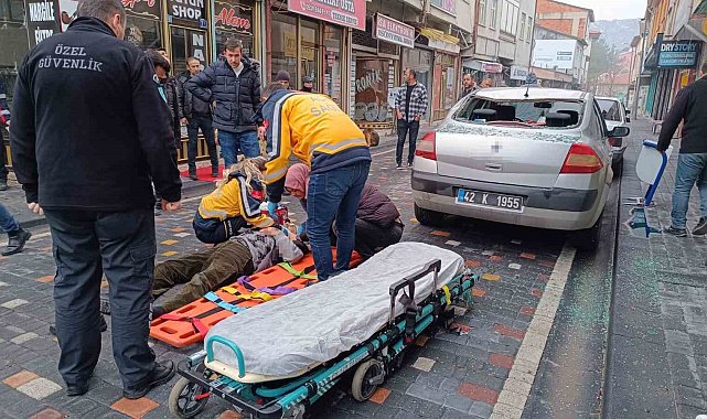 Güneş enerjisinin antifrizini değiştirmek isterken çatıdan otomobilin üzerine düştü