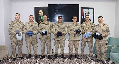 Gurbetçi Meryem Nine'den jandarmaya sıcak hediye
