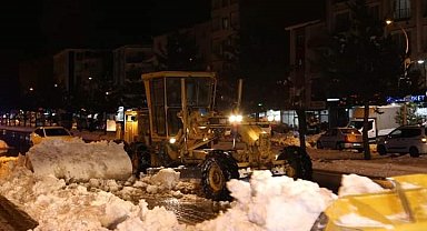 Güroymak'ta kar temizleme çalışmaları devam ediyor