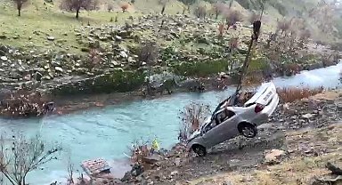 Habur Çayı'na düşen otomobil vinç yardımıyla çıkartıldı