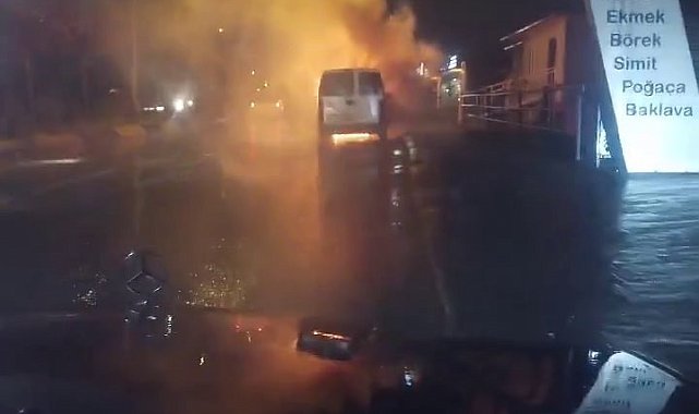 Hafif ticari araç alev alev yandı