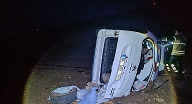 Hafif ticari araç şarampole devrildi: 6 yaralı