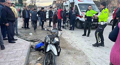 Hafif ticari araçla çarpışan motosikletteki 2 kişi yaralandı