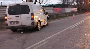 Hafif ticari araçla otomobil çarpıştı, 2 kişi yaralandı