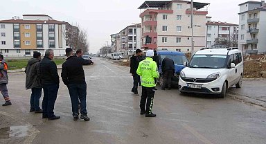 Hafif ticari araçlar çarpıştı: 2 yaralı