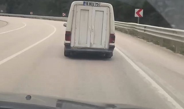 Hafif ticari otomobilinin bagaj kapağını plastik kapı yaptı