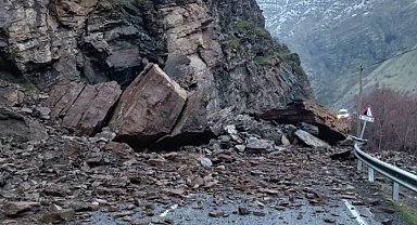 Hakkari Çukurca yolunda heyelan, yol ulaşıma kapandı