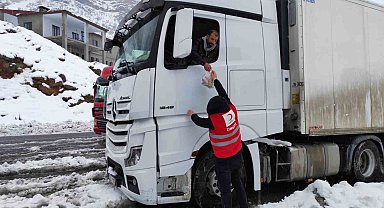 Hakkari yolda kalanlara kumanya dağıtıldı