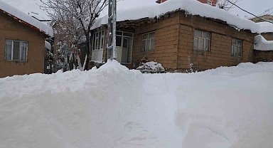 Hakkari'de 355 yerleşim yolu kapandı