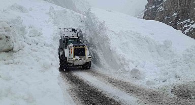 Hakkari'de çığ bölgesindeki çalışmalarda 10 metre yüksekten düşen ekip şefi yaralandı