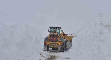 Hakkari'de yol açma çalışmaları devam ediyor