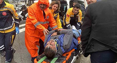 Halk otobüsüyle hafif ticari araç çarpıştı, sıkışan sürücüyü ekipler çıkardı