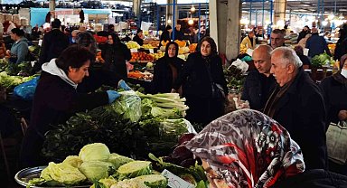 Halk pazarındaki hareketlilik esnafın yüzü güldü