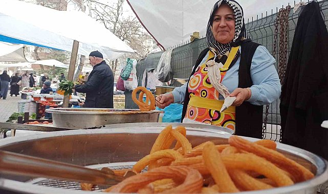 Halka tatlısı yapıp satarak aile bütçesine katkı sağlıyor