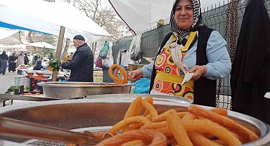 Halka tatlısı yapıp satarak aile bütçesine katkı sağlıyor