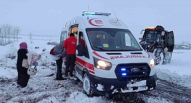 Hasta almaya giderken kara saplanan ambulansı karla mücadele ekipleri kurtardı