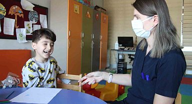 Hastane korkusu olan minik Mutlu, oyun alanlarını görünce tedaviye ikna oldu