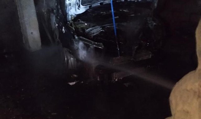 Hatay'da araçta çıkan yangını itfaiye ekipleri söndürdü
