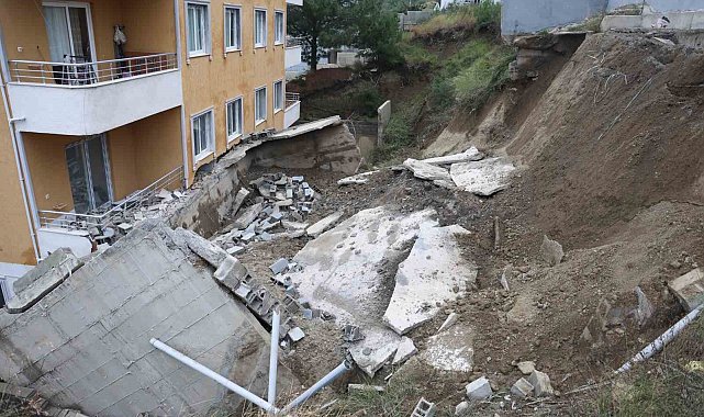 Hatay'da aşırı yağmur nedeniyle 5 katlı binanın istinat duvarı çöktü