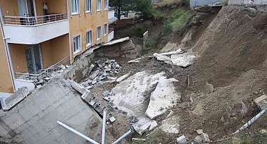Hatay'da aşırı yağmur nedeniyle 5 katlı binanın istinat duvarı çöktü