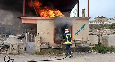 Hatay'da bir evde çıkan yangın maddi hasara neden oldu