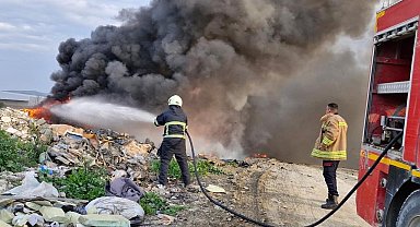 Hatay'da çöp yangınını itfaiye ekipleri söndürdü