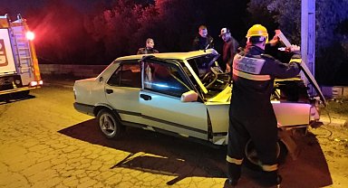 Hatay'da elektrik direğine çarpan TOFAŞ hurdaya döndü