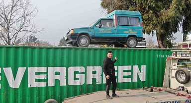 Hatay'da ilginç görüntü: Konteyner üzerindeki aracı gören bir daha bakıyor