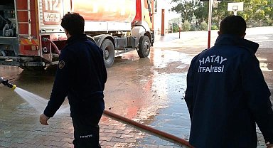 Hatay'da itfaiye ekipleri okul bahçesini çamurdan arındırdı