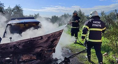 Hatay'da otomobilde yangın çıktı