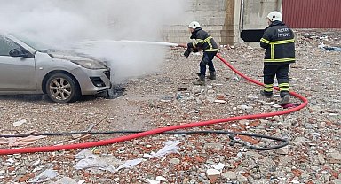 Hatay'da park halindeki otomobilde yangın çıktı