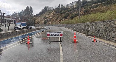 Hatay'da sahil yolu heyelan nedeniyle ulaşıma kapandı