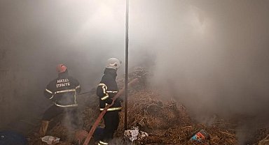 Hatay'da samanlık yangınına itfaiye ekiplerinden müdahale