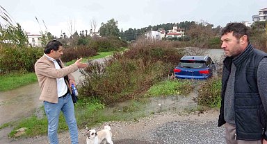 Havlayan köpeği dikkatini dağıtınca şarampole uçarak suya daldı