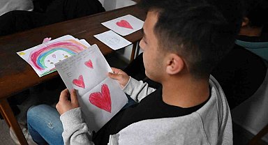 Hediye gönderen ağabey ve ablalarına minik kalemlerden duygu dolu mektuplar