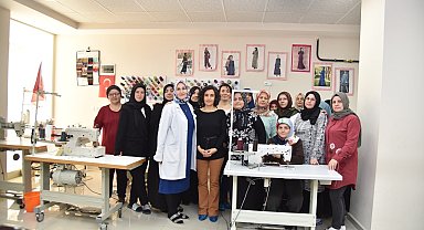 Hem meslek öğreniyor, hem de ev ekonomisine destek sağlıyorlar