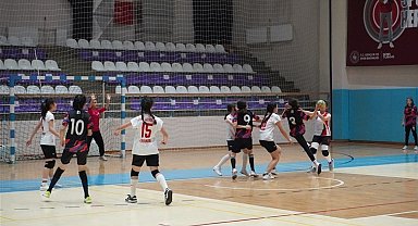 Hentbolun küçükleri Afyon'da yarışıyor