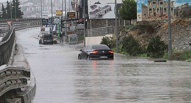 Her sağanakta aynı manzara, Kuşadası'nda Karayolları yıllardır sorunu çözemedi