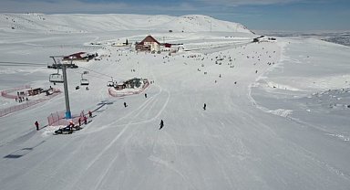 Hesarek'te sezon açıldı, ara tatili fırsat bilenler kayak merkezine akın etti