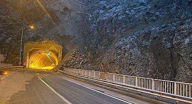Heyelan nedeniyle kapanan Artvin-Erzurum ve Artvin-Ardahan karayolu ulaşıma açıldı