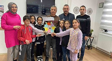 Hisarcık Atatürk İlkokulu öğrencilerinin İHA muhabirine "Gazeteciler Günü" sürprizi